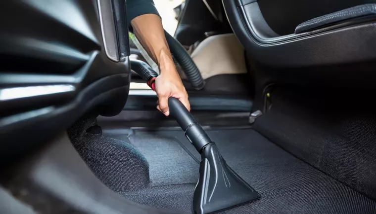 Quel produit utiliser pour enlever des traces de chaussures sur un tapis de voiture ?, Toulon, DYL'AUTO 83