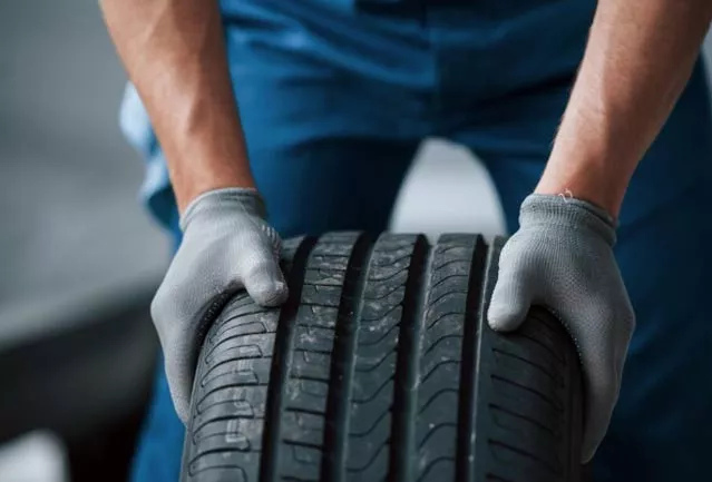 Vérification de la qualité des pneus d'une voiture sans permis pour un adolescent, Toulon, DYL'AUTO 83